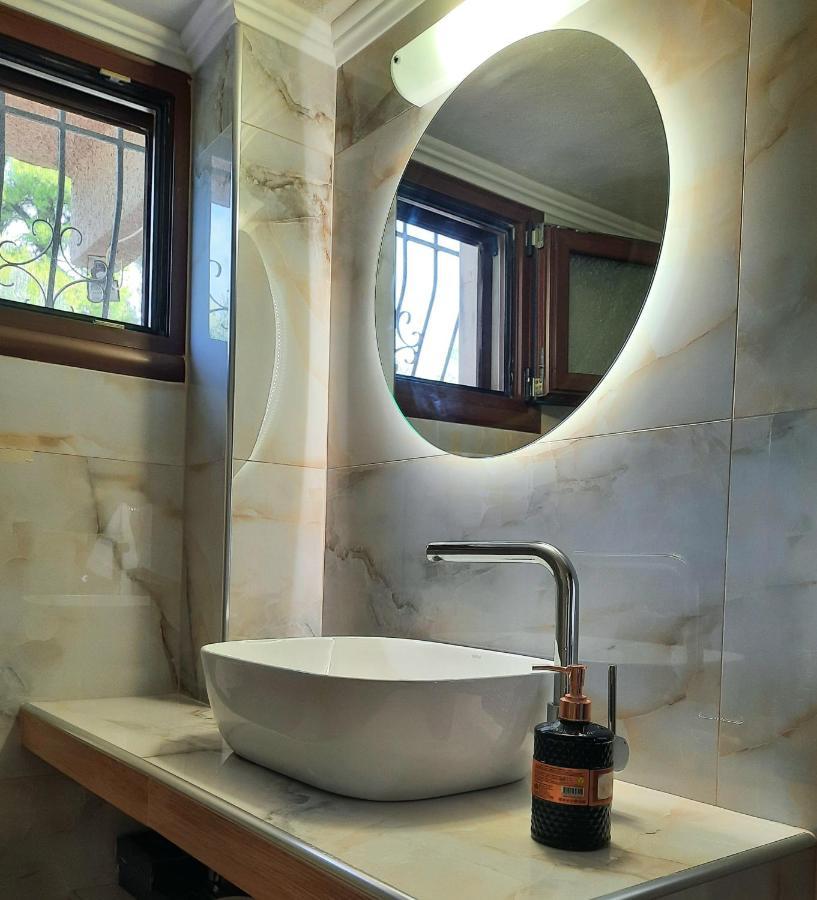 House With View Villa อาเกีย ปาราสเควิ ภายนอก รูปภาพ